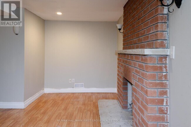 Photo - 1702 Greenvale Crescent