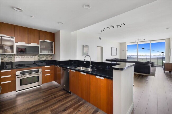 Photo - 7901 Hispanola Ave Unidad 1605 Rental