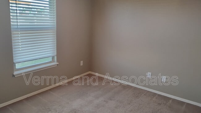 Photo - 100 Willow Dr