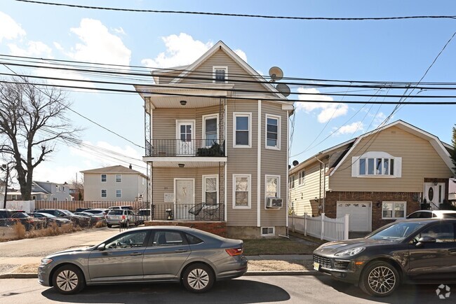 Building Photo - 21 Walnut St Unit 3 Rental