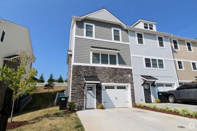 Building Photo - Spacious 4 Bedroom, 3.5 Bath Townhome with...