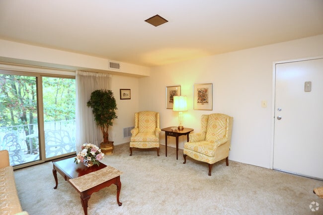 Living Area - Kenwood Park Apartments