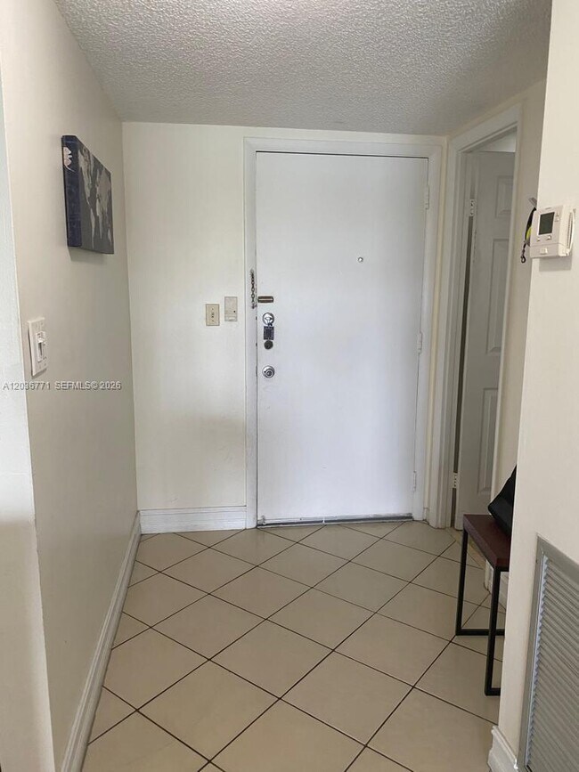 Photo - 873 NE 195th St Unidad 308