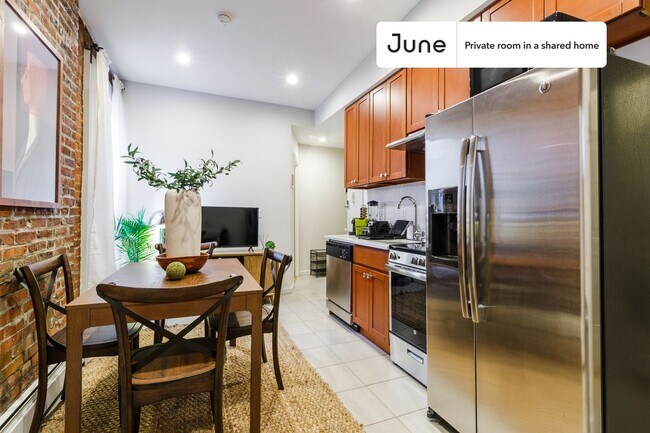 Room in Shared 4 bed/4 bath home in Midtown East