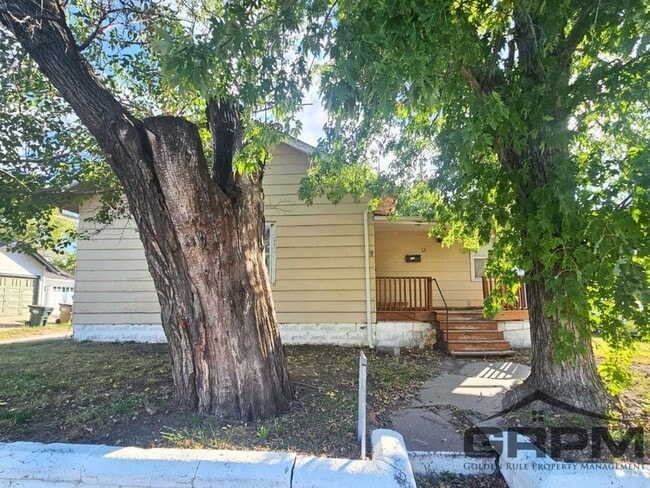 Building Photo - Spacious 2 Bed, 1 Bath