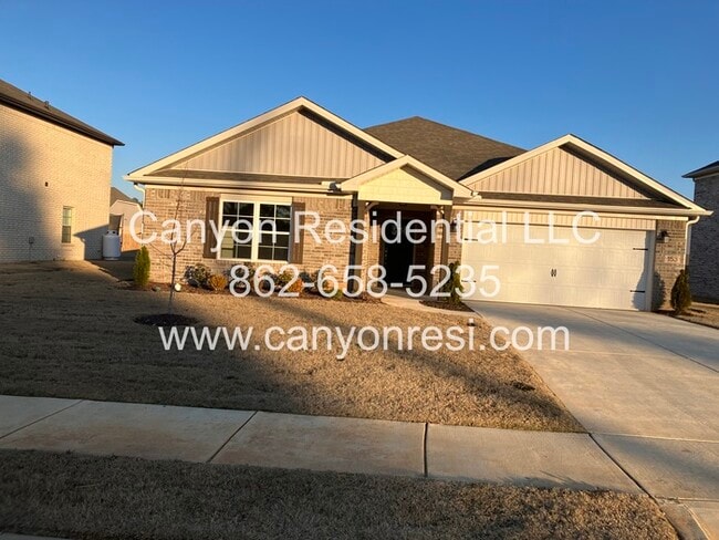 Building Photo - Great 3 BR 2 BA in great location won't last long!