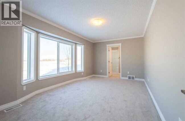 Photo - 5215-5252 52 St
