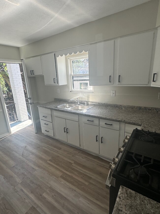 Photo - 6440 Dean St