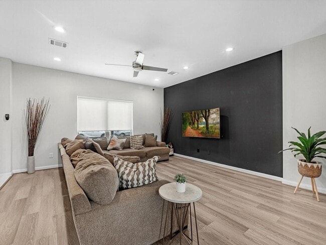 Photo - 8407 James Franklin St