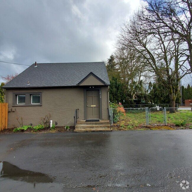 Building Photo - Pet Friendly Single Room House with Fenced...