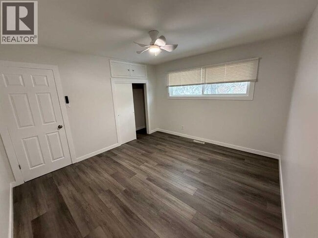 Photo - 5416-5446 46 St