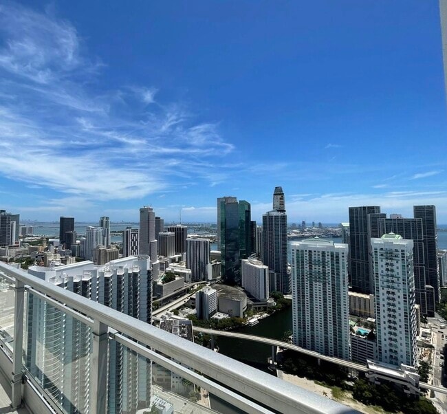 Building Photo - 92 SW 3rd St Unit PH5213