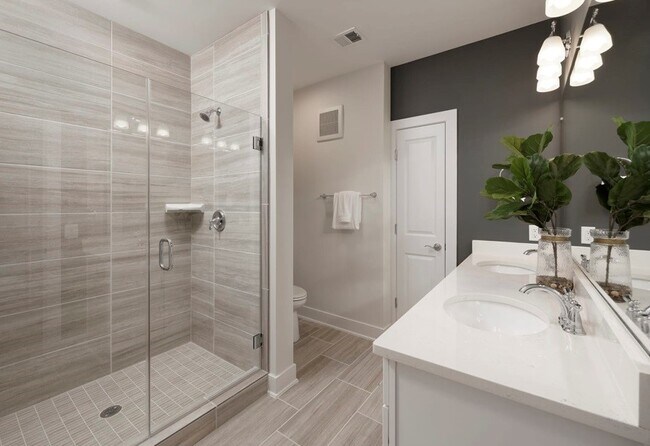 Baño principal - 2324 Windcharm St Unidad 408