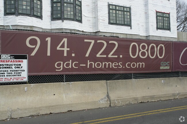 Otro - 1-100 Christie Pl