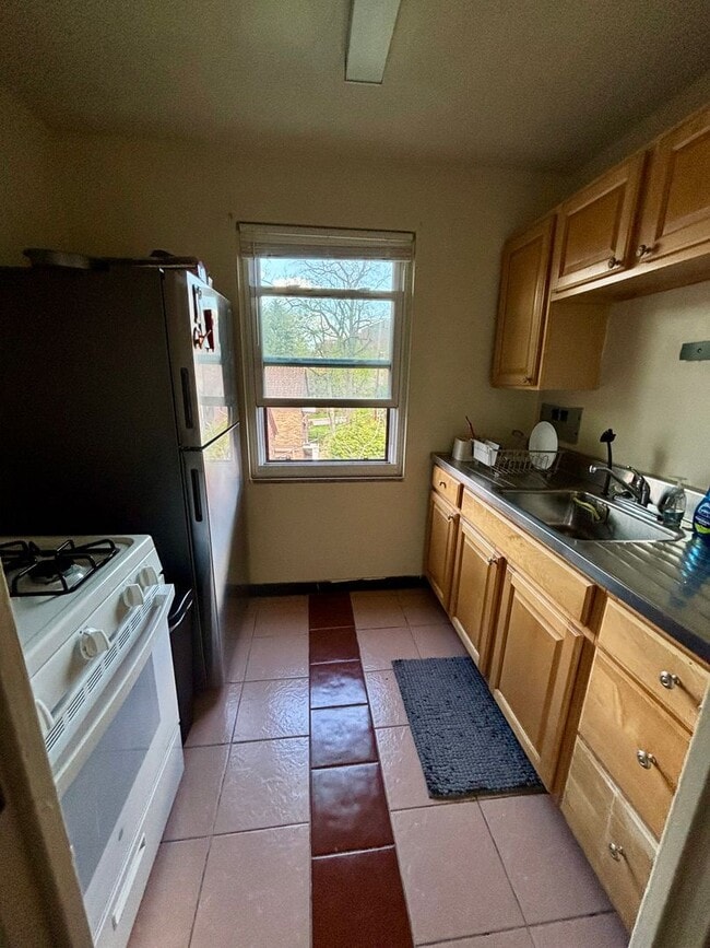 Photo - Spacious and Bright Shadyside 1 Bedroom Unit A34