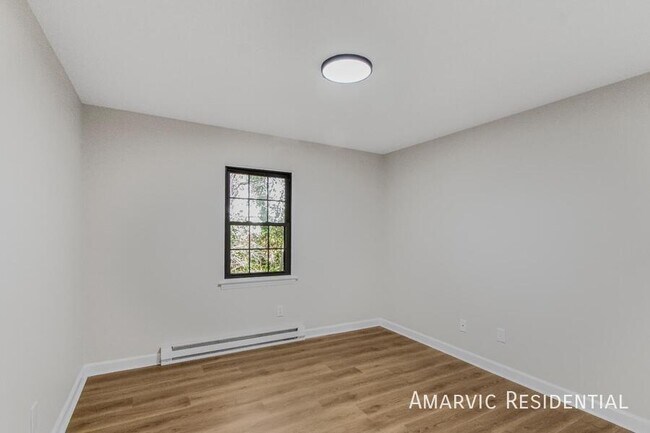 Photo - 2048 Godwin Ln