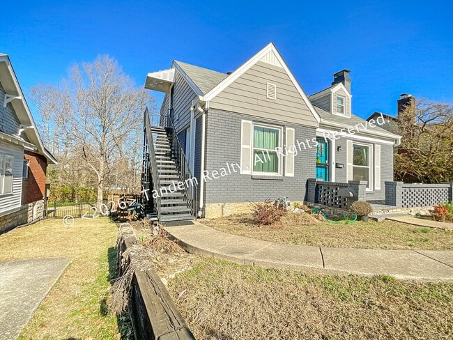 Building Photo - 2228 Ashwood Ave Unit A