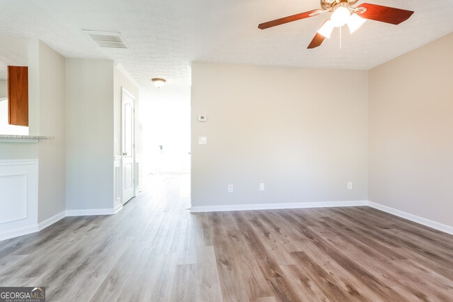 Photo - 210 Heaton Pl Trail