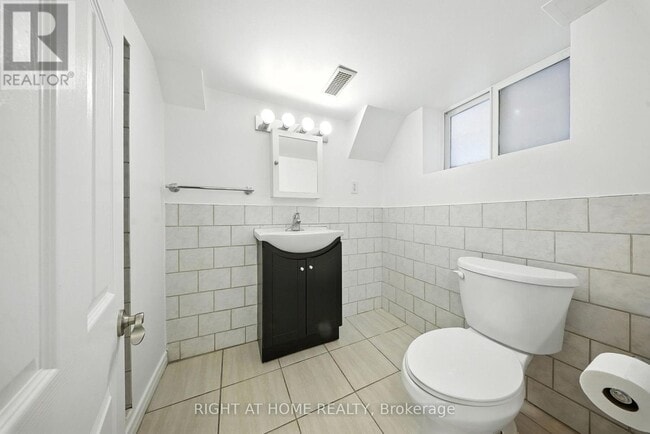 Photo - 169 Lawrence Ave W Unité Bsmt