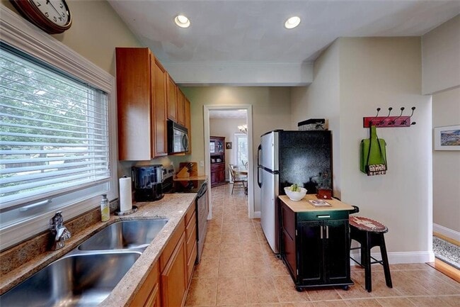 Photo - Providence/Elmhurst – Gorgeous Single Fami...