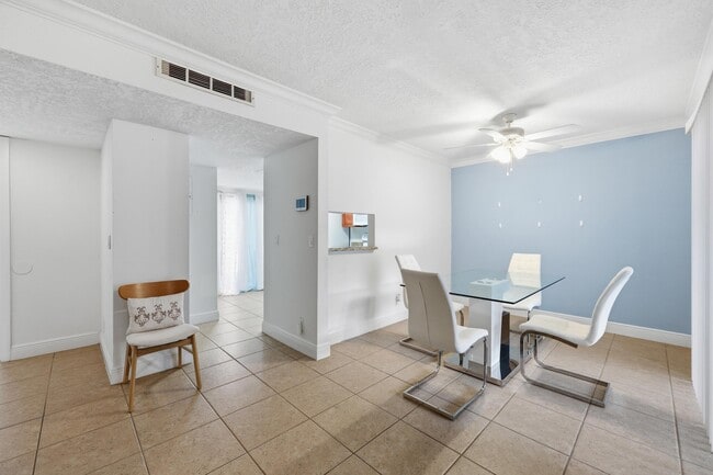 Photo - 301 Lakewood Dr