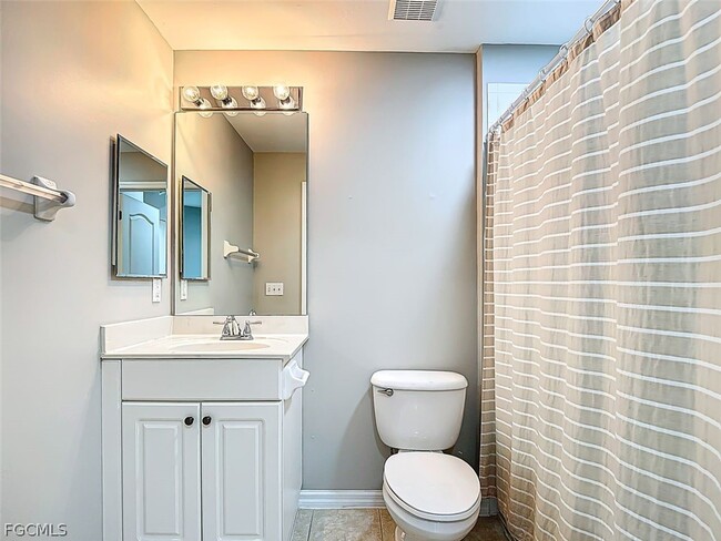 Building Photo - 12151 Summergate Cir Unit R101