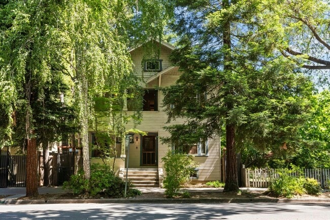 Building Photo - 605 T St