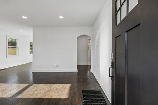 Photo - 902 Broadmoor Dr