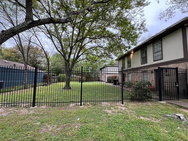 Building Photo - 9217 Vogue Ln Unit D Rental