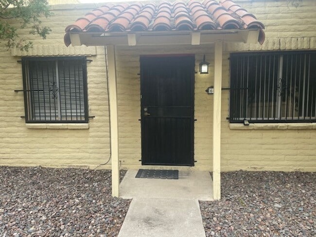 Building Photo - Cute 2 bedroom townhome