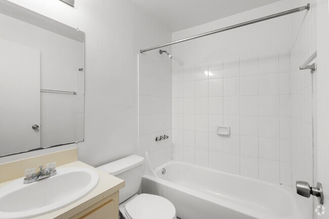 3BR, 2BA - 963SF - Bathroom