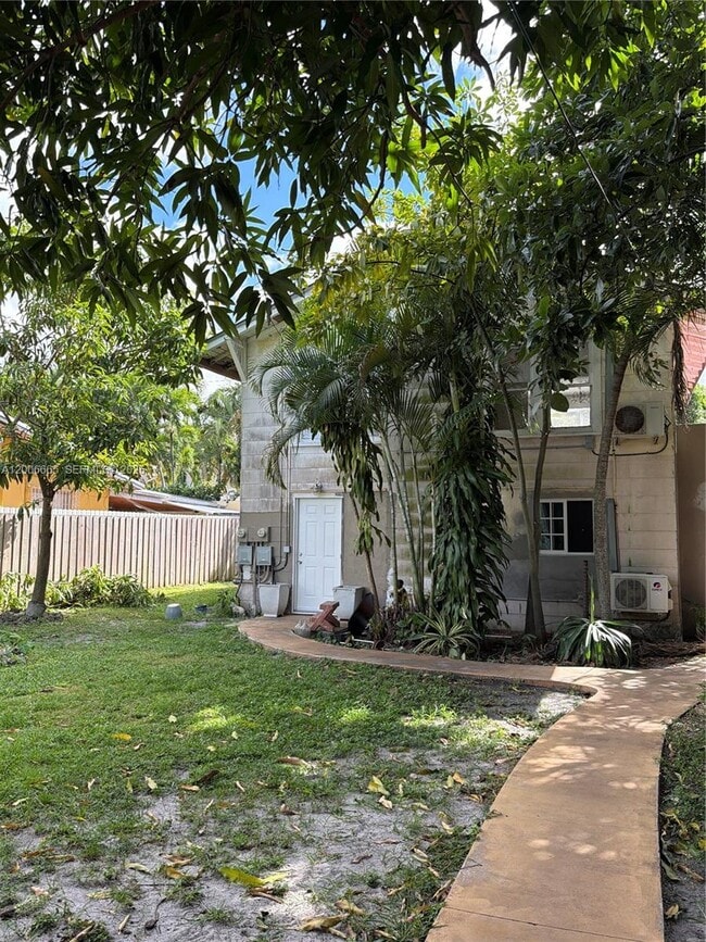 Building Photo - 1350 SW 13th St Unit Rear-Ground Floor