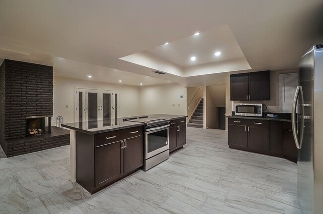 Photo - Exceptional 6-Bedroom Residence Near ASU with Garage & Modern Conveniences