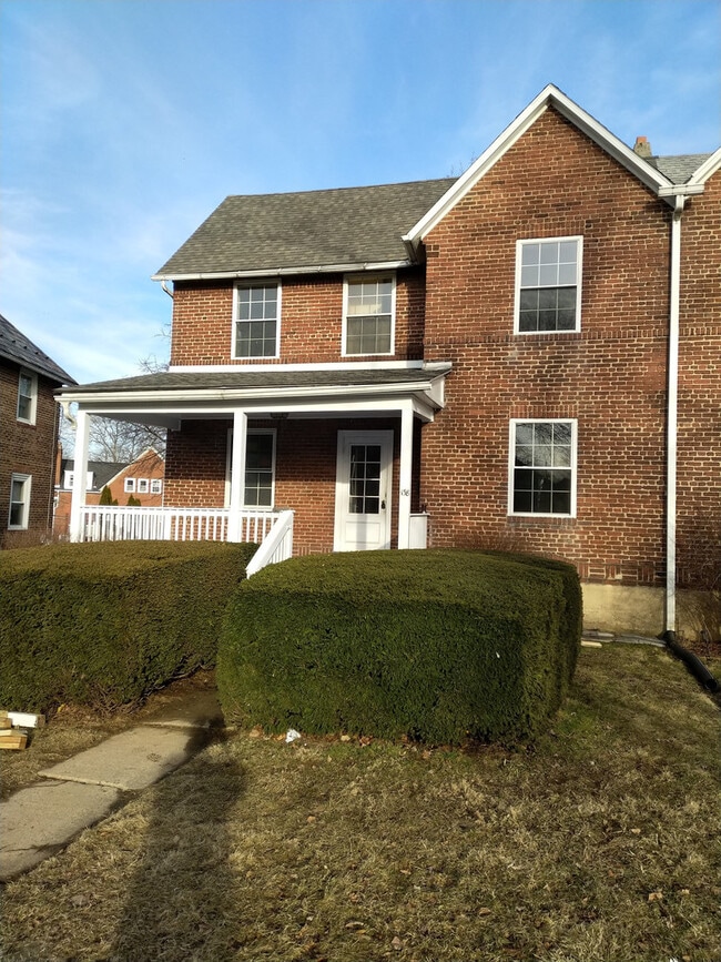 Building Photo - 3BR End-Unit Townhome Available!