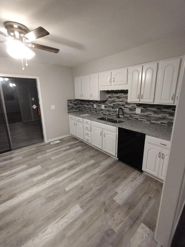 Building Photo - Cozy 3 bedroom and 2 full bath with in a huge duplex in Liberty off I -35.