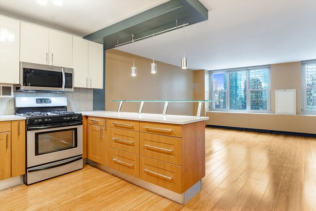 Gorgeous Large Studio in Prime Location of... - Gorgeous Large Studio in Prime Location of... Condo