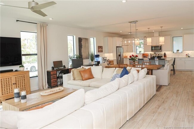 Photo - 950 SW Pr Ave