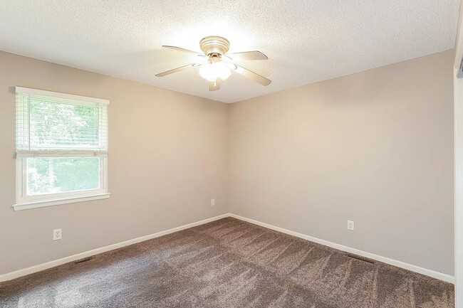Photo - 701 SE Redwood Ln