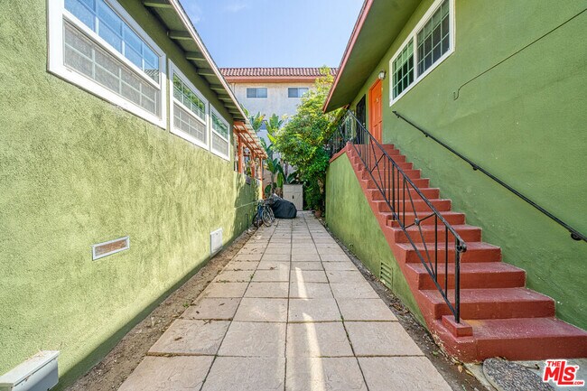 1112 Ocean Park Blvd Unidad D