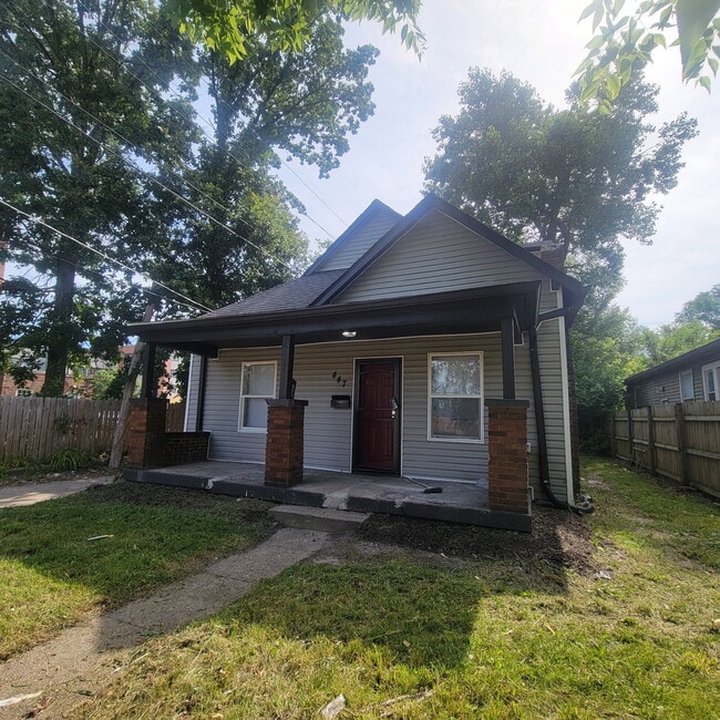 Building Photo - Spacious 3 bedroom