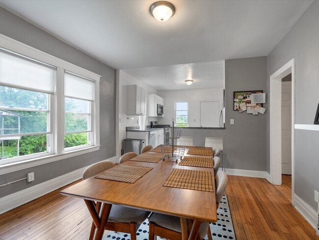Comedor renovado (mesa incluida por un cargo adicional). - 1202 Lawrence St