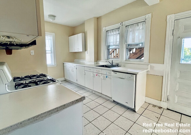 Building Photo - 3 Washburn Ter Unit 3