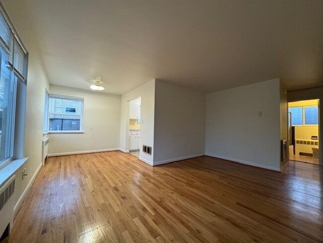Photo - North Admiral 1BR, Small 4-Unit Building, Top Floor! Unidad 4300 SW Seattle St