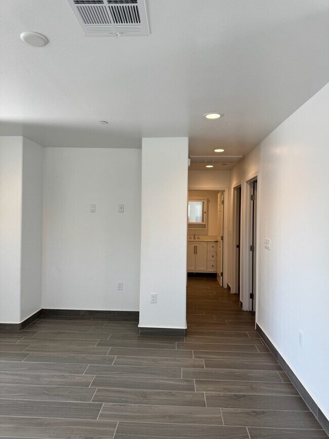 Hallway - 1128 Jefferson St Unit B