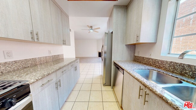 Photo - 5135 Zelzah Ave Unidad Heated pool, 2 bed, 2 bath renovated condo