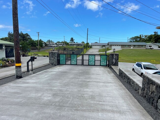 Building Photo - 1767 Kilauea Ave Rental