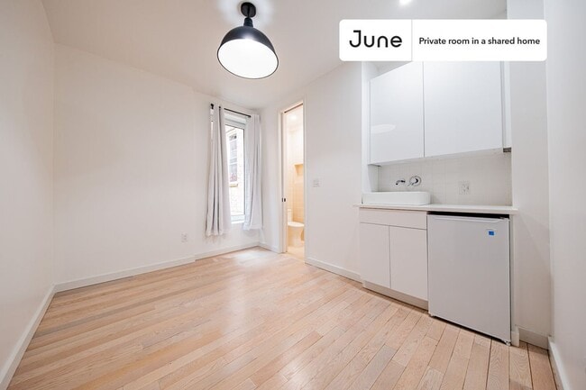 Building Photo - Room in Shared 4 bed/4 bath home