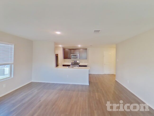 Photo - 746 Bayonet St