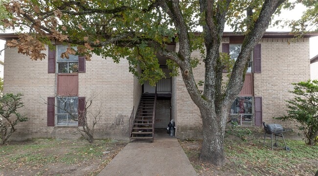Building Photo - 2708 Evergreen Cir Unit B