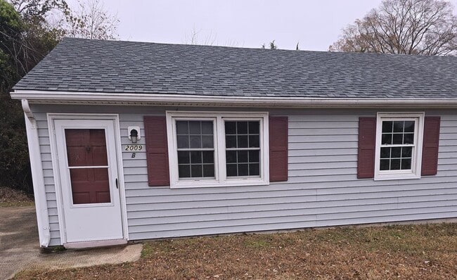 Building Photo - 2 bedroom duplex in Hopewell